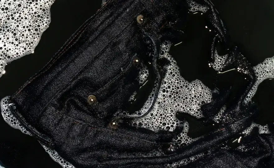 Schwarze Hosen waschen - So bleibt die Farbe tief & satt!