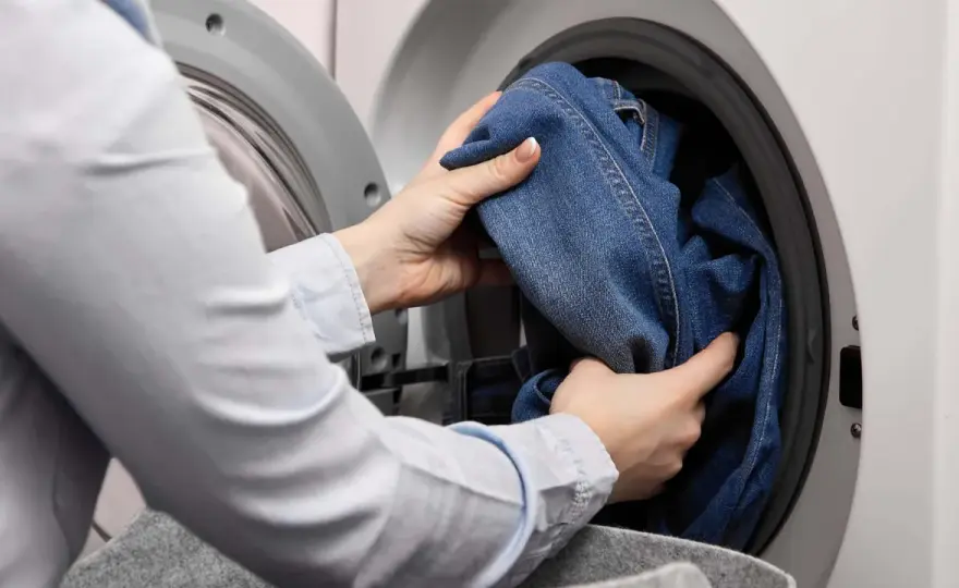 Jeans richtig waschen - So bleibt Denim lange schön & farbecht