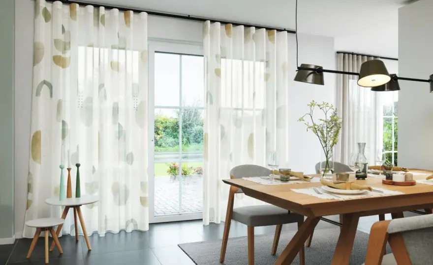 Vorhang auf einer Fensterseite - Modern & funktional?