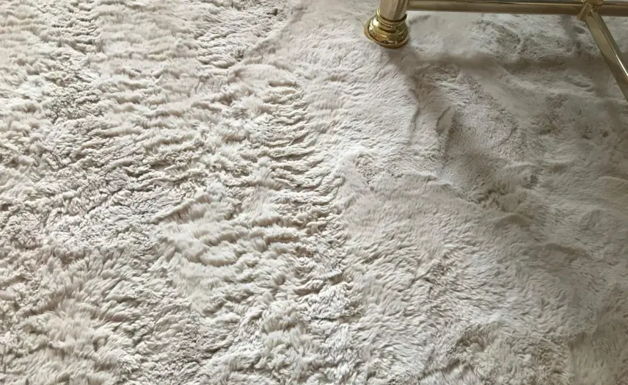 Verfilzten Kunstfell-Teppich retten - So wird er wieder weich