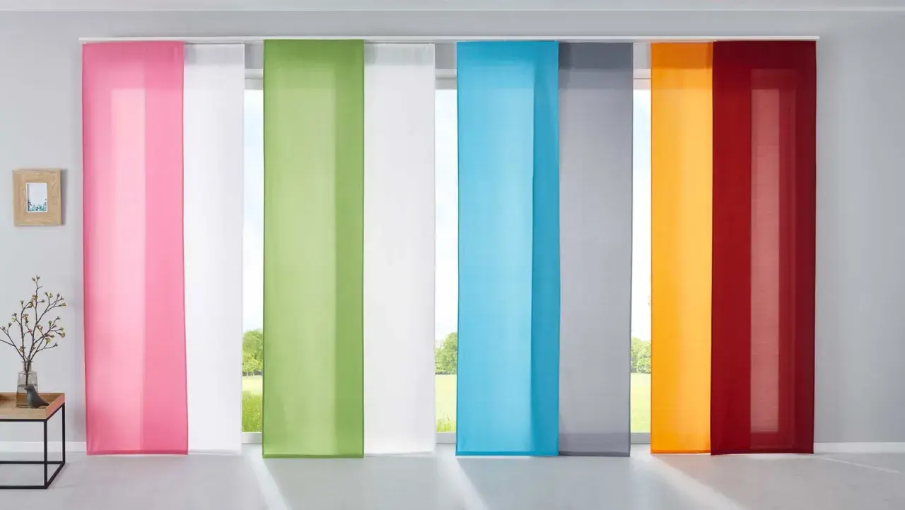 Bunte Schiebegardinen in Rosa, Weiß, Grün, Blau, Grau, Orange und Rot lassen sich toll kombinieren.