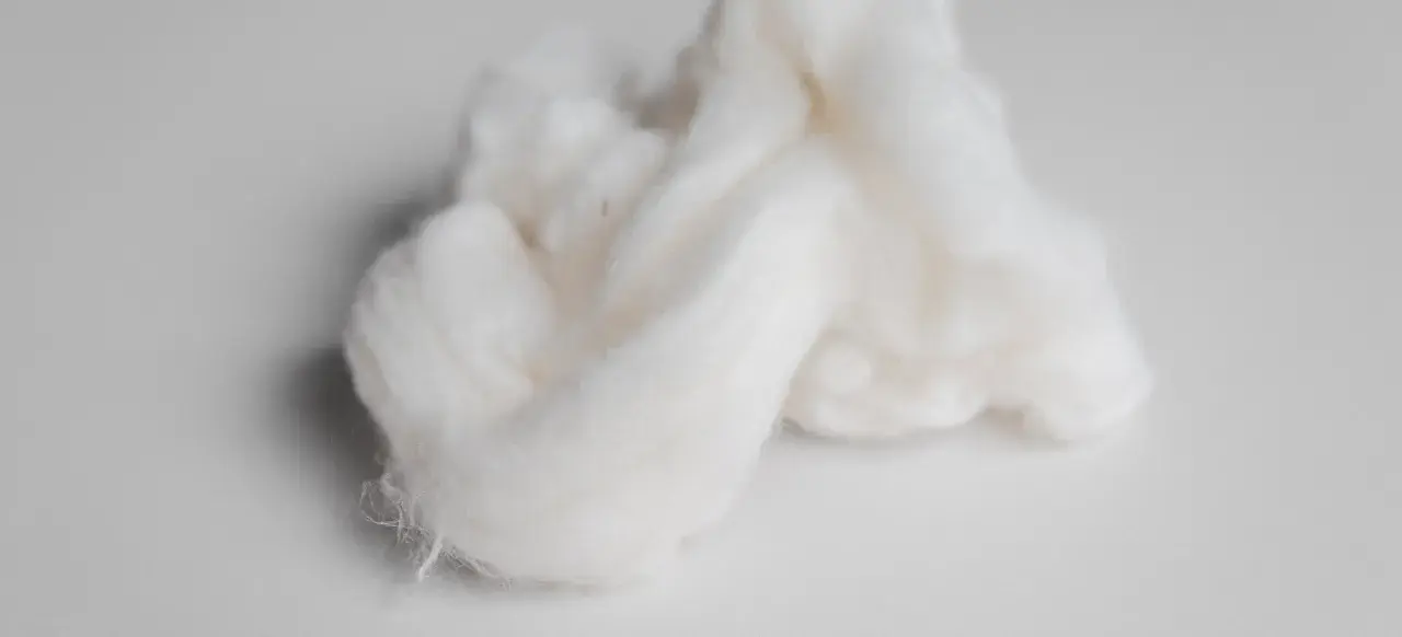 Fluffige Tencel-Fasern, bereit zum Waschen.