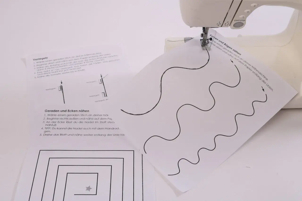 Nähmaschine übt gerade Linien und Kurven auf Papier, ideal für anfänger nähen.