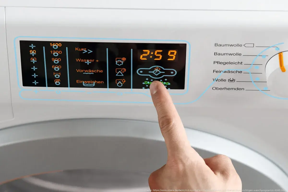 Finger drückt auf Start/Stop an Waschmaschine. Display zeigt 2:59. Wähle das richtige Programm für Wolle, achte auf die richtige Temperatur.
