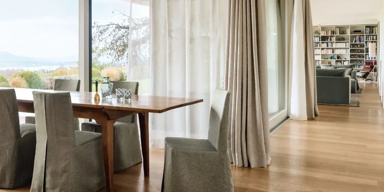 Stilvolle **Fenster abdecken Ideen**: Transparente und schwere Vorhänge schaffen Atmosphäre im Essbereich und Wohnzimmer.