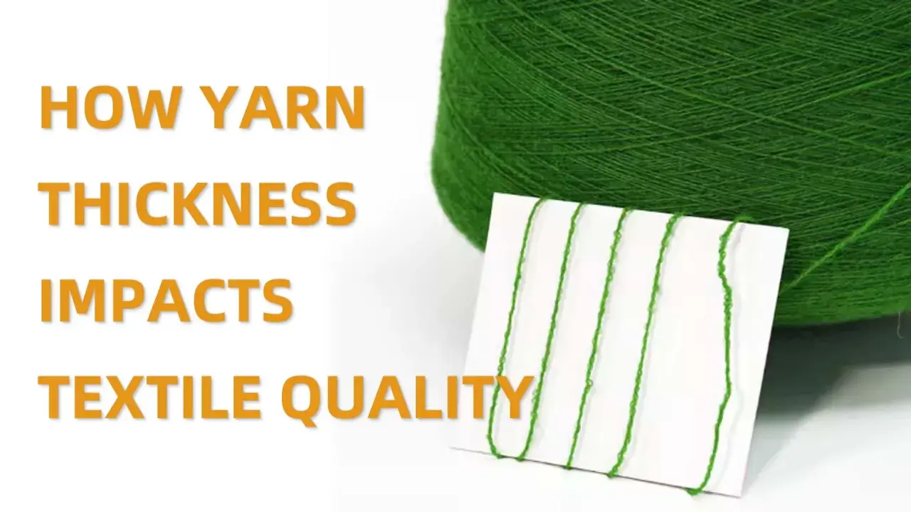 Grüner Garnknäuel und Garnproben auf weißem Karton. Text: "How Yarn Thickness Impacts Textile Quality". Die Garnstärke beeinflusst die Textilqualität.