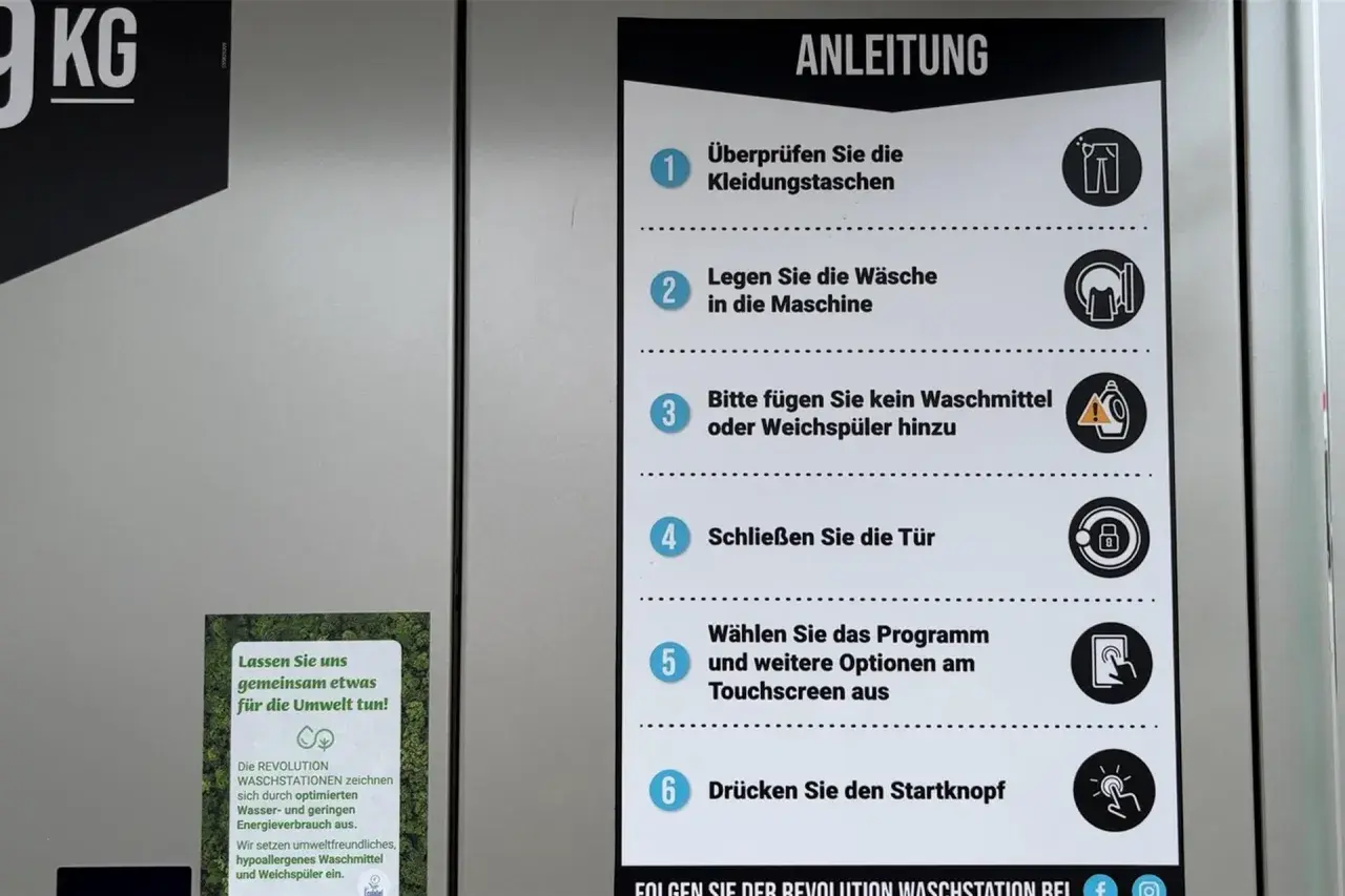 Anleitung für die Waschmaschine: Taschen leeren, Wäsche rein, kein Waschmittel, Tür schließen, Programm wählen, starten. Das Outdoor-Programm ist sinnvoll für umweltfreundliches Waschen.