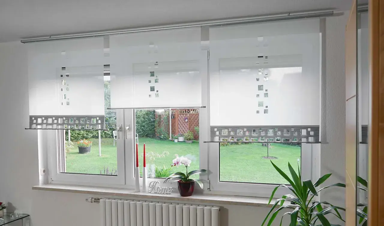 Gardinen zu kurz was tun? Diese modernen Flächenvorhänge mit quadratischem Muster bieten eine stilvolle Lösung für jedes Fenster.