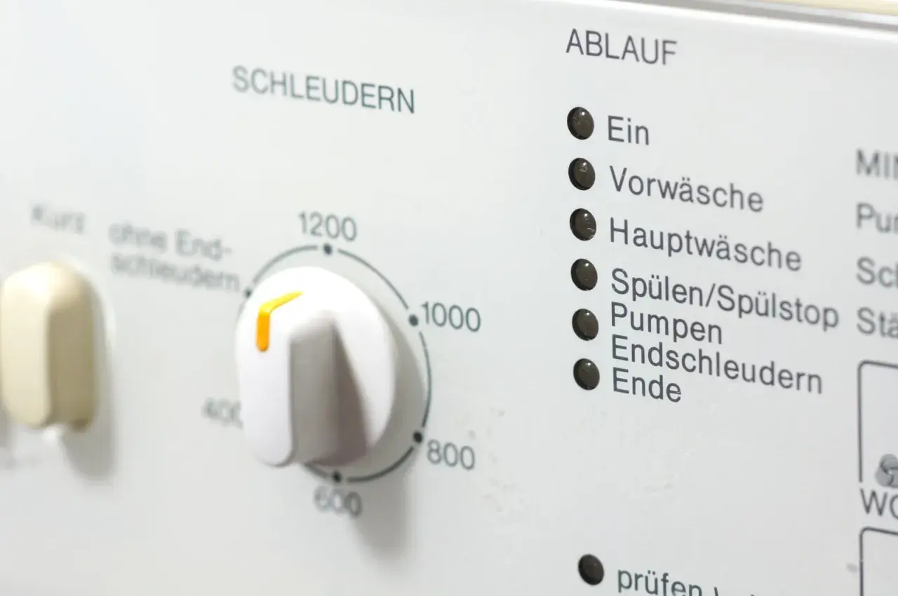 Regler für schonend schleudern wieviel Umdrehungen bei 1200 U/min. Anzeige für Waschprogramm.