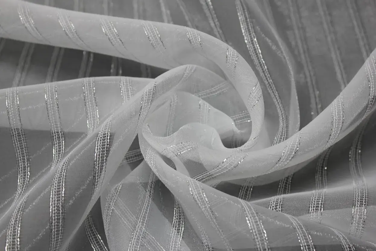 Weißer Stoff mit silbernen Streifen, ideal für Gardinen. Faltenband-Anleitung für elegante Vorhänge.