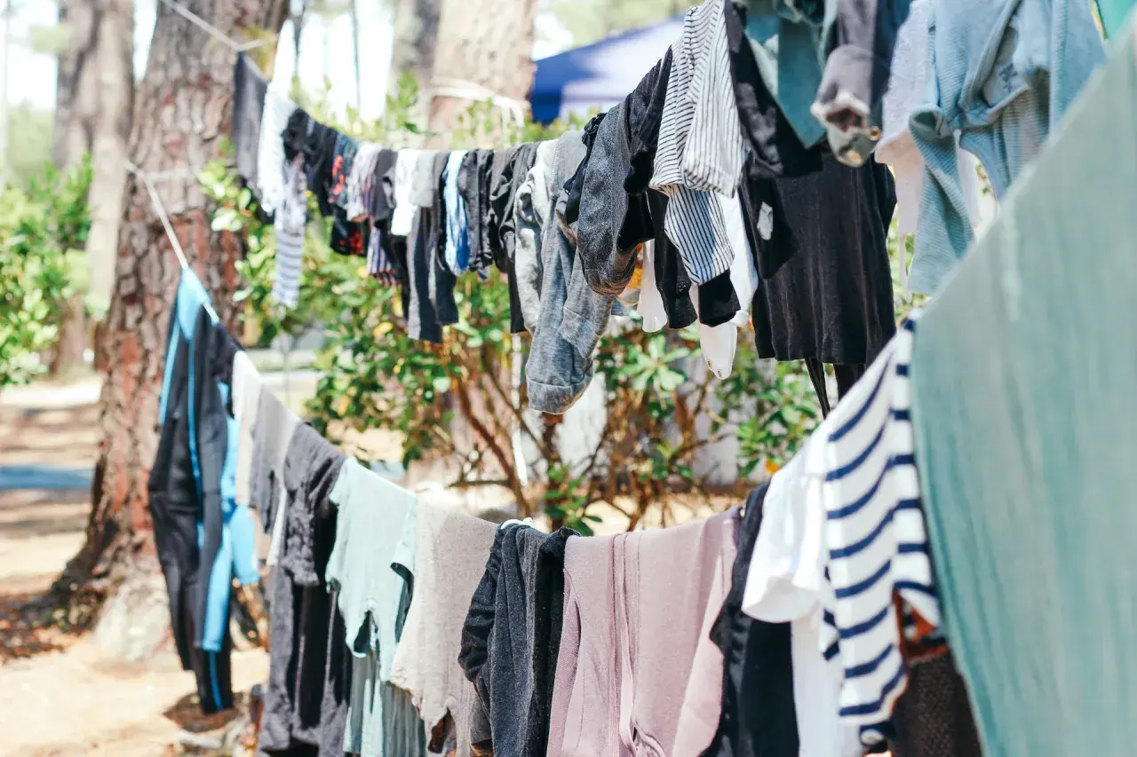 Wäsche trocknet im Freien. Der leichte **Rayon Stoff** der Kleidung scheint nach dem **Schwitzen** im Sommer schnell zu trocknen.