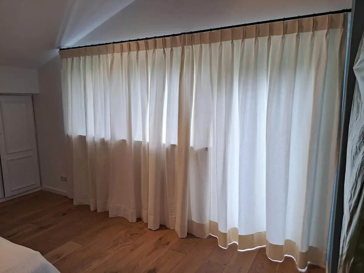 Helle Gardinen mit Faltenwurf, verschiedene Varianten der Aufhängung und des Stoffes, die ein gemütliches Ambiente schaffen.