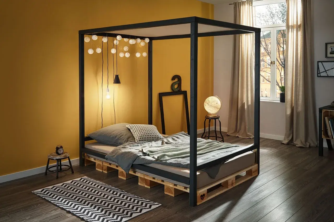 Ein Himmelbett aus Paletten – tolle Ideen, wie du dein Himmelbett selber machen kannst. Gemütlich mit Lichterkette und Kissen.