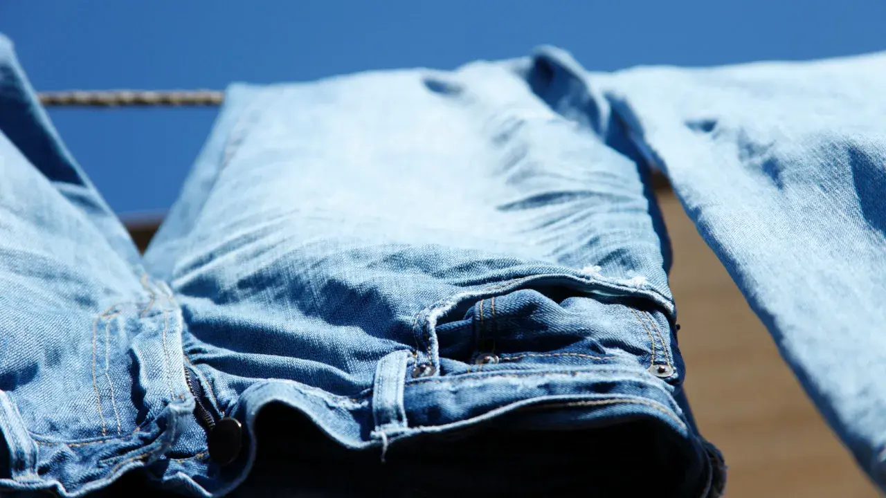 Blaue Jeans trocknen in der Sonne. Perfekt für die Wäsche bei 40 Grad, um sie frisch zu halten.