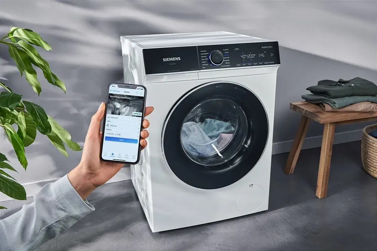 Smartphone steuert Siemens Waschmaschine. Die Bedienung ist intuitiv, aber die variospeed waschmaschine nachteile sind, dass sie teurer sein kann.