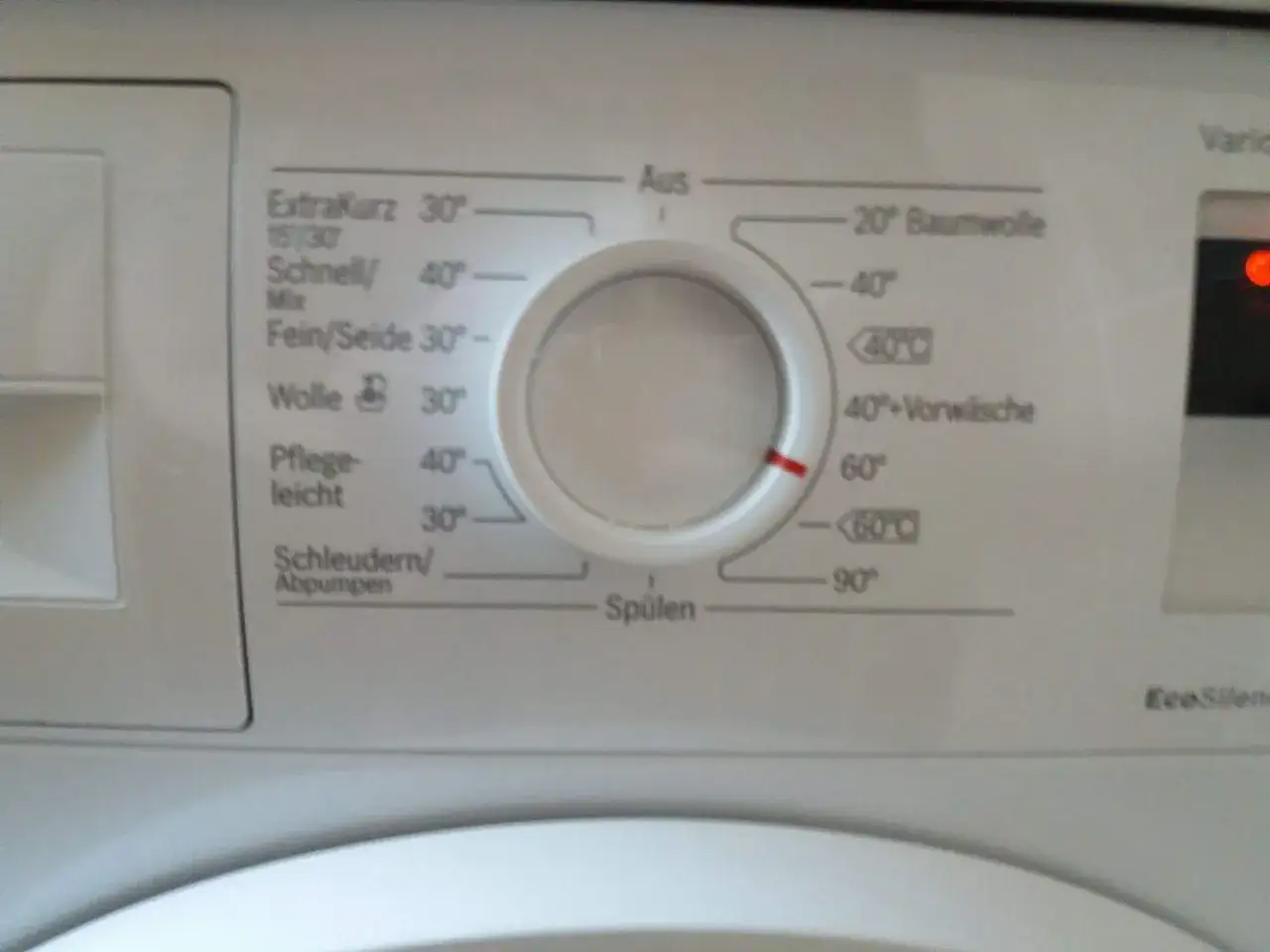 Bedienfeld einer Waschmaschine mit Programmauswahl. Die Frage 