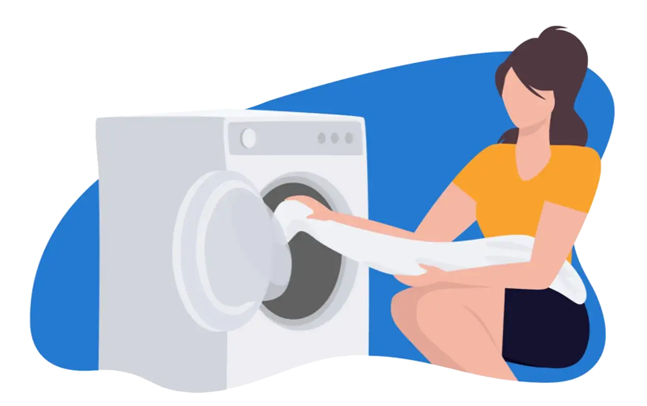 Frau lädt Wäsche in die Waschmaschine. Achten Sie auf die richtige daunen waschen temperatur, damit Ihre Bettwäsche wieder flauschig wird.