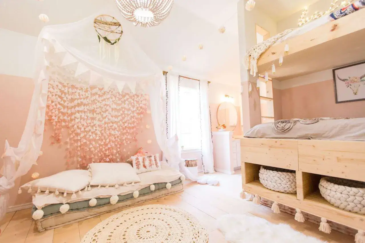 Traumhaftes Kinderzimmer mit selbstgemachtem Himmelbett-Flair, Wanddeko aus Papierfächern und gemütlicher Bodenliege.