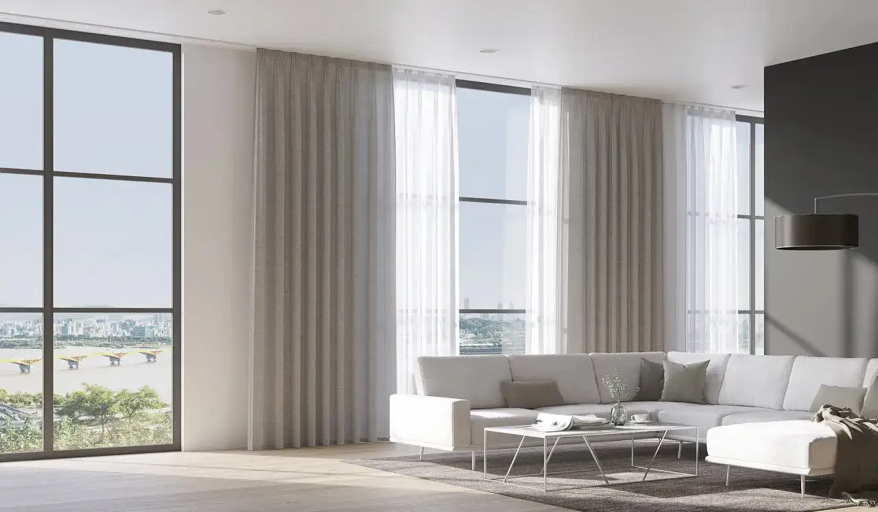 Moderne Wohnzimmer mit bodentiefen Fenstern, wei&szlig;en Sofas und einer eleganten gardinenschiene oder stange, die schwere und leichte Vorh&auml;nge h&auml;lt.