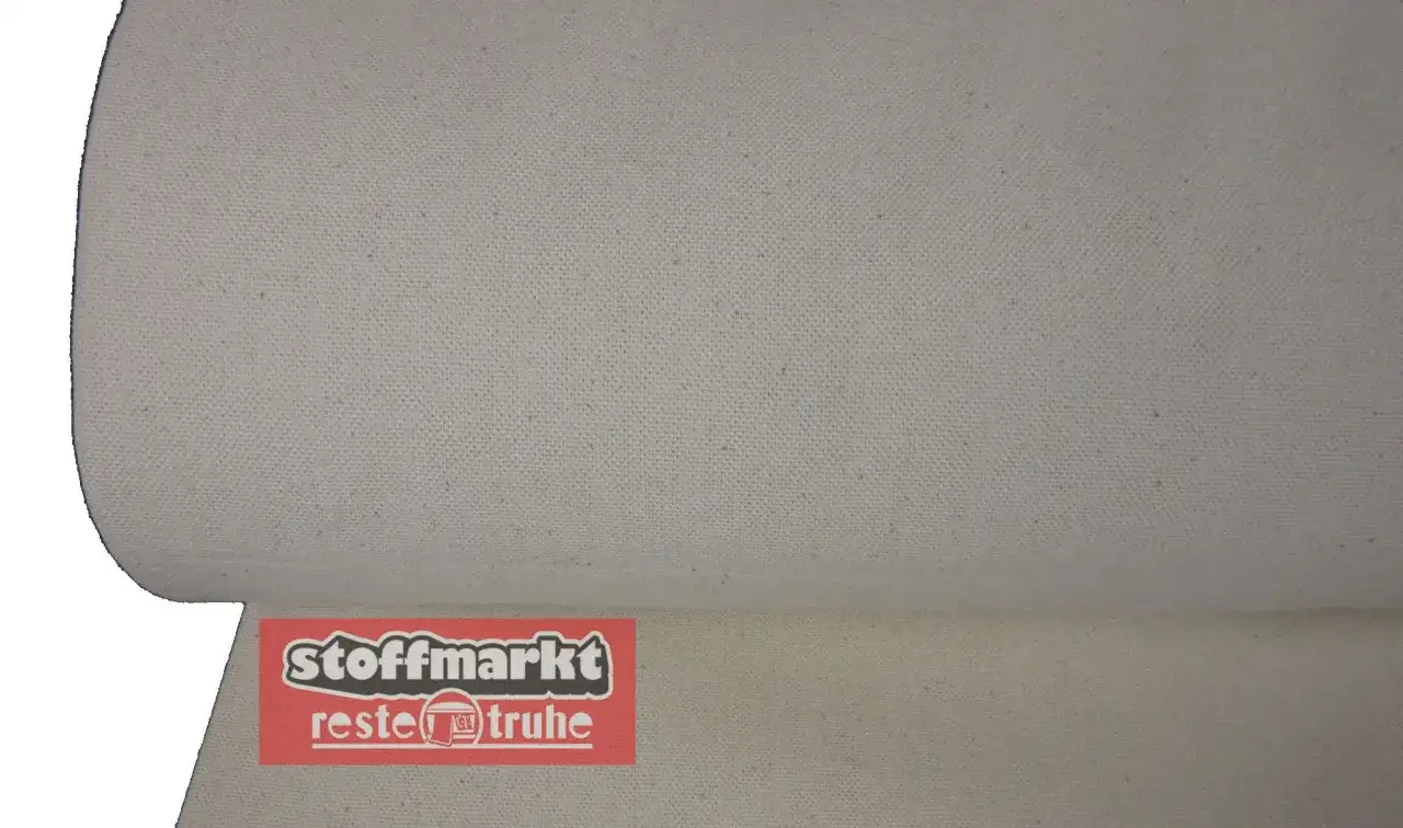 Helles, grob gewebtes Canvas Stoffmaterial, aufgerollt. Ein rotes Etikett mit der Aufschrift 