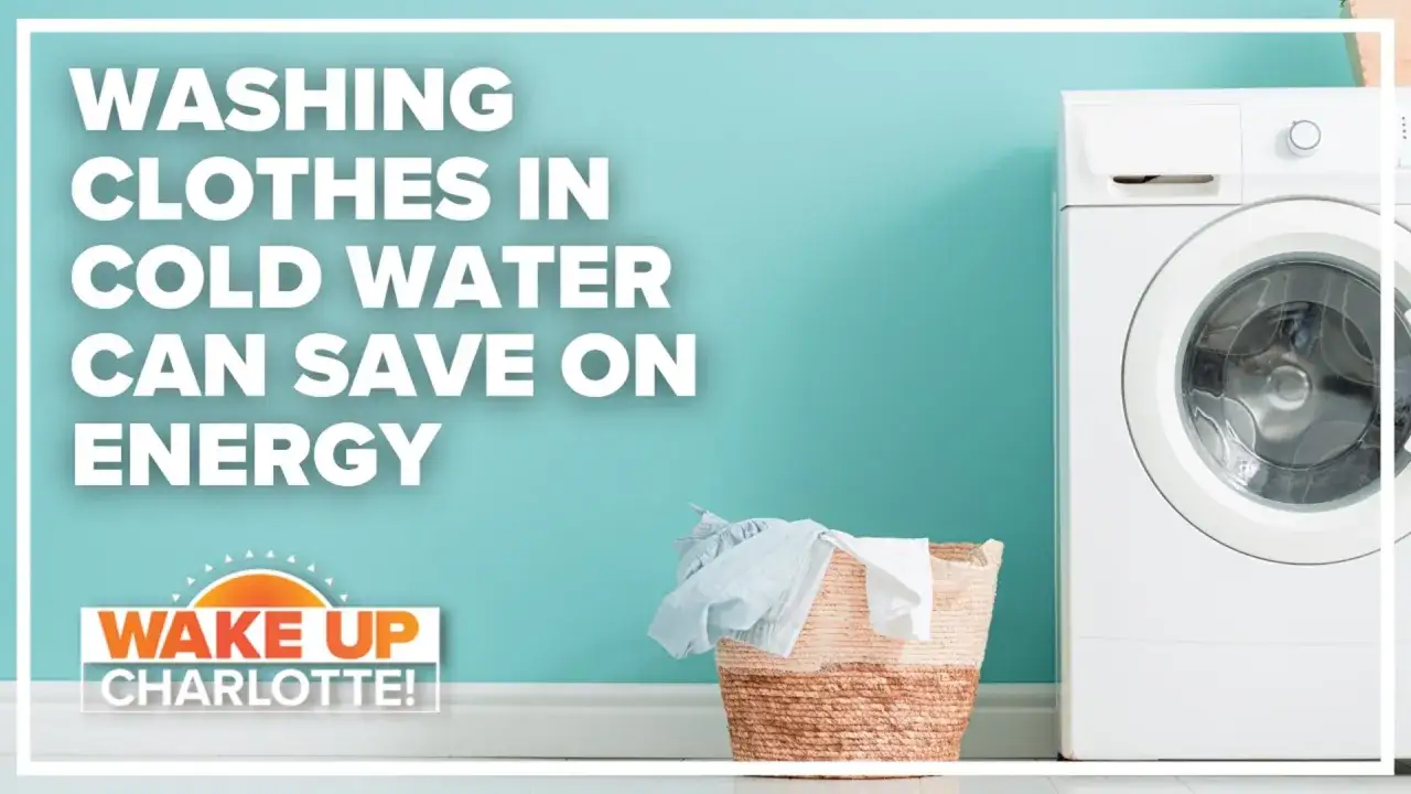 Wäsche in kaltem Wasser zu waschen spart Energie. Eine Waschmaschine und ein Wäschekorb sind zu sehen.