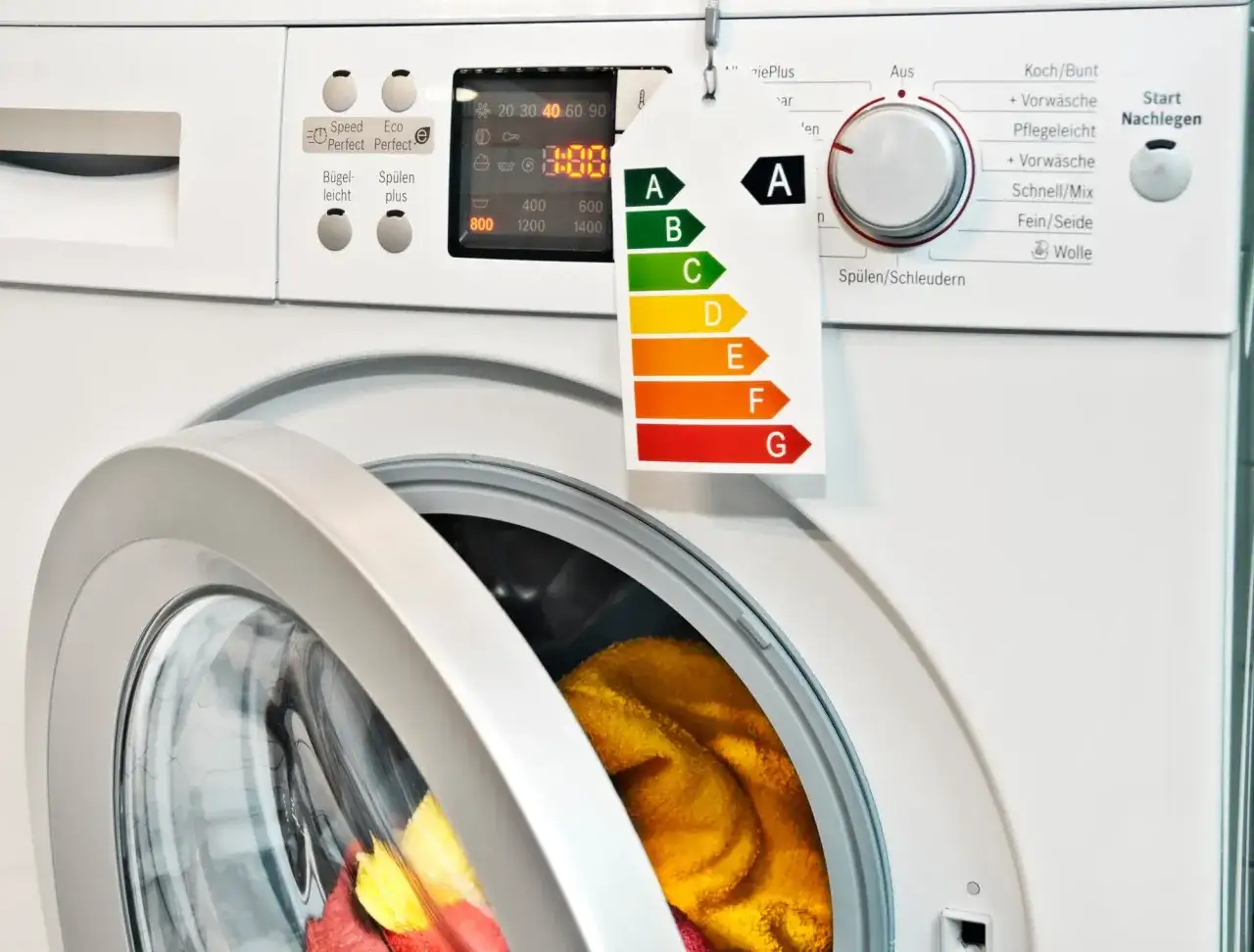 Waschmaschine mit Energieeffizienzlabel. Der Drehregler zeigt 