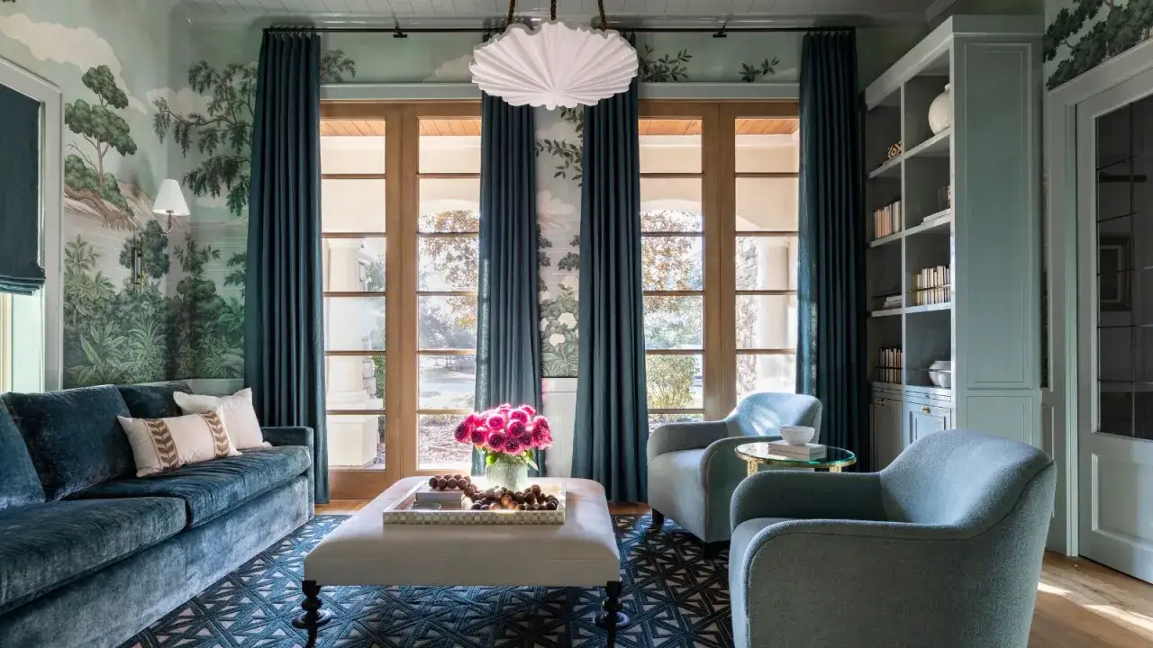 Dunkelblaue Gardinen formen einen eleganten Rahmen für die Fenster und ergänzen die üppige Wandmalerei.