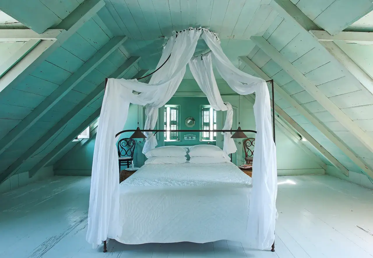 Traumhaftes Himmelbett mit wei&szlig;en Vorh&auml;ngen unter einer teal-farbenen Dachschr&auml;ge. Tolle Himmelbett Vorhang Ideen f&uuml;r ein maritimes Schlafzimmer.