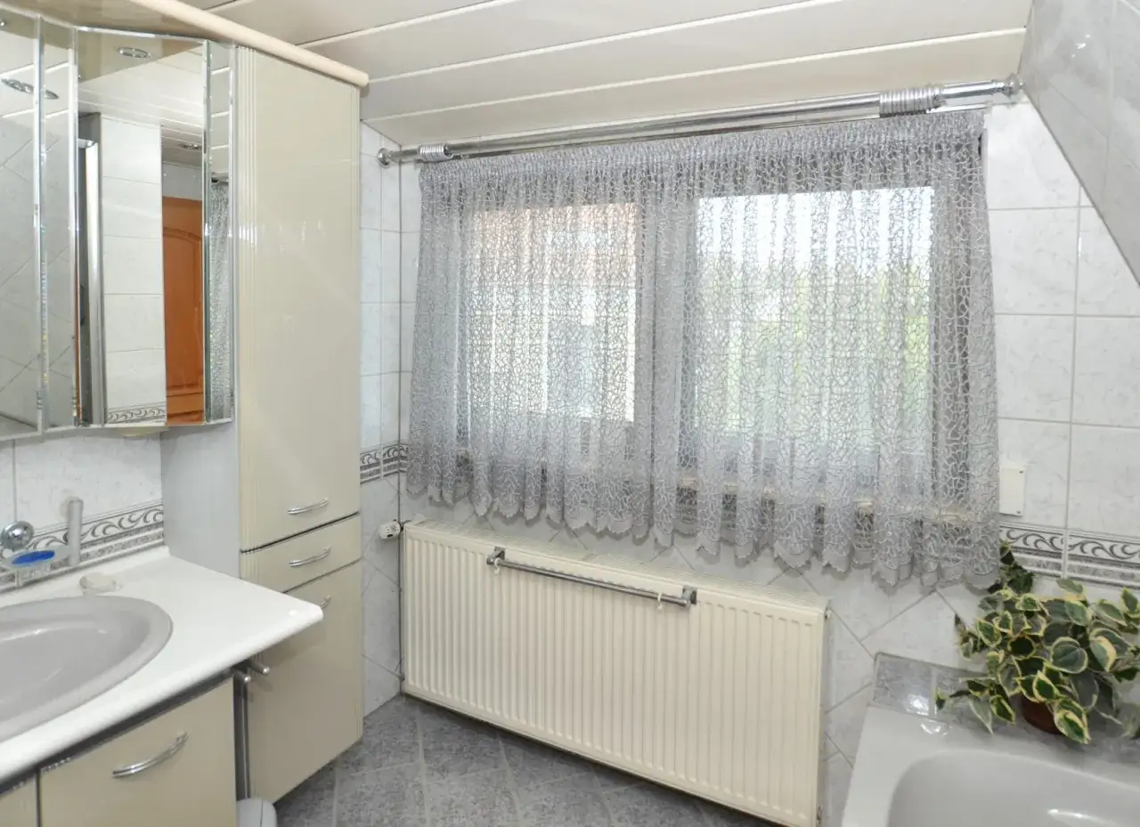 Schöne Gardinen im Badezimmer, die für Privatsphäre sorgen. Tolle Gardinen Badezimmer Ideen für ein gemütliches Ambiente.