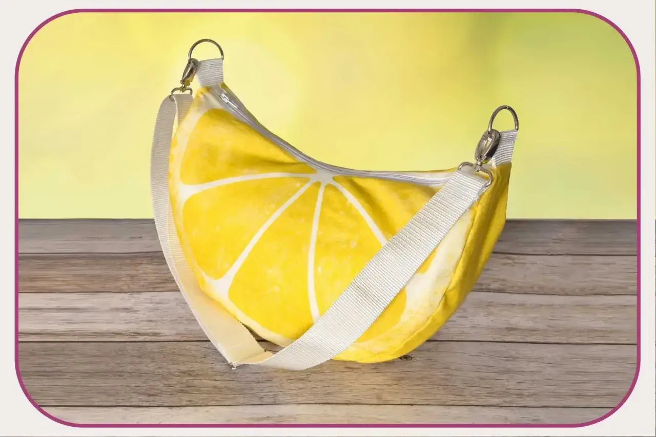 Eine Tasche in Zitronenscheiben-Optik, perfekt für Nähprojekte für Anfänger. Mit Reißverschluss und verstellbarem Gurt.