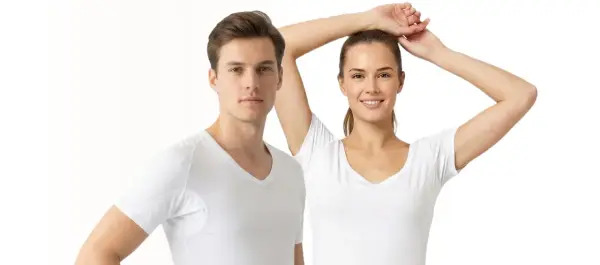 Mann und Frau tragen weiße Unterhemden. Sie zeigen, wie frisch und sauber sie sich fühlen, als ob sie gerade ihre Unterhemden waschen würden.