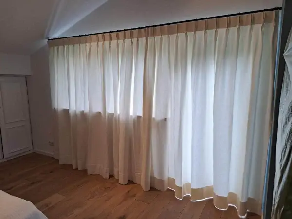 Helle Gardinen mit Faltenwurf, verschiedene Varianten der Aufhängung und des Stoffes, die ein gemütliches Ambiente schaffen.